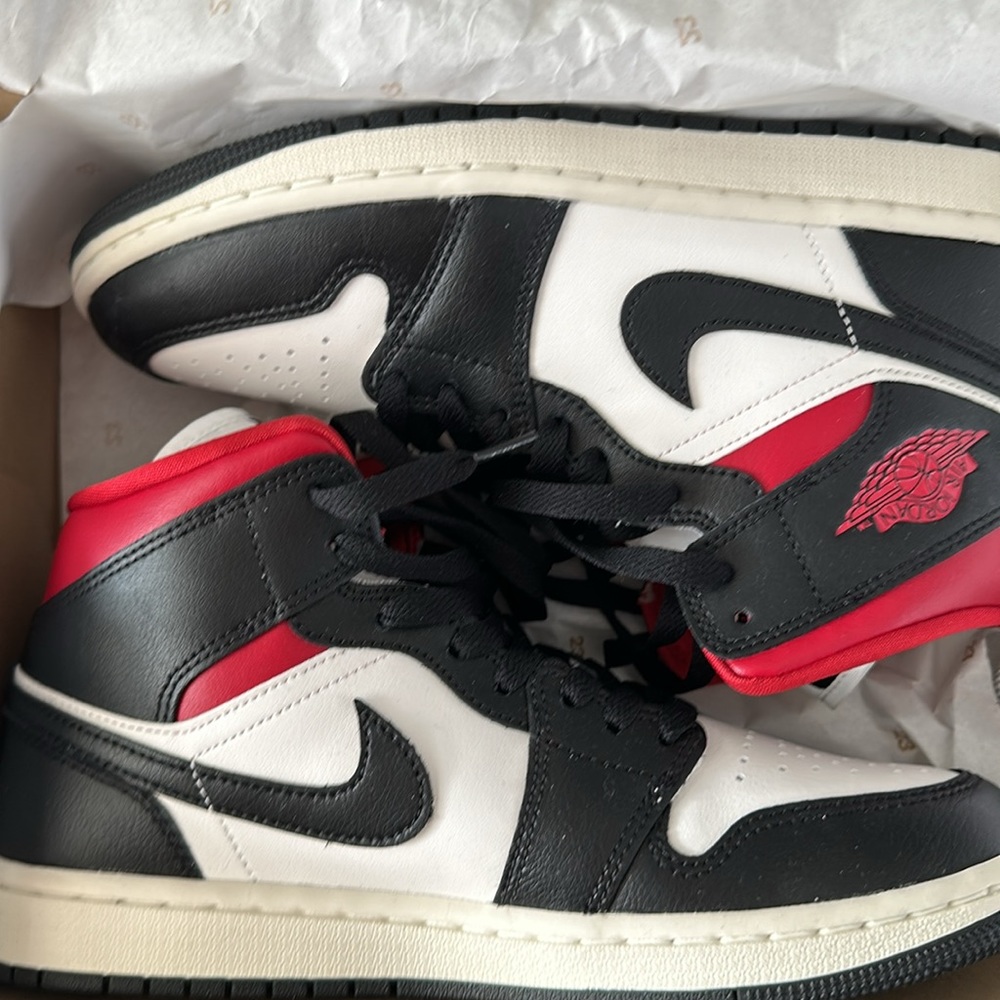 ACTIVEWEAR ▪️Air Jordan 1 Mid ( NWT) size 9